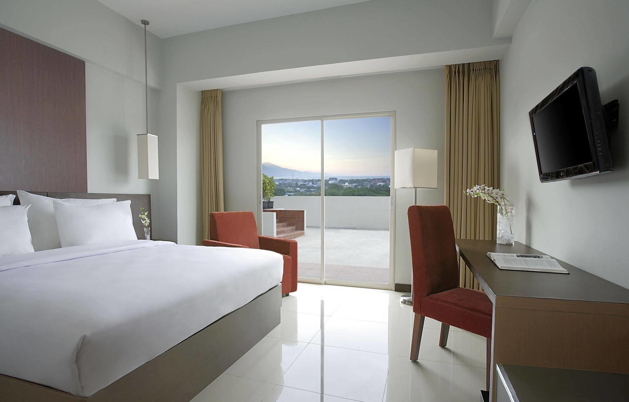 Hotel Santika Palu Zewnętrze zdjęcie